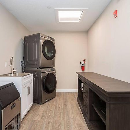 Private Room With Kitchen & Bath 4 แบรเดนตัน ภายนอก รูปภาพ