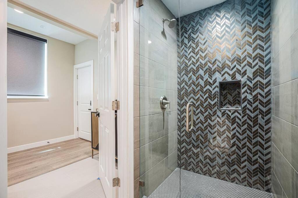Private Room With Kitchen & Bath 4 แบรเดนตัน ภายนอก รูปภาพ