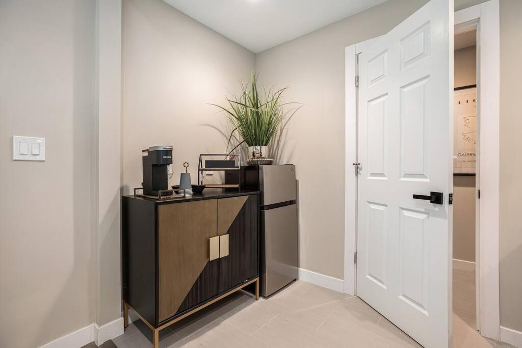 Private Room With Kitchen & Bath 4 แบรเดนตัน ภายนอก รูปภาพ